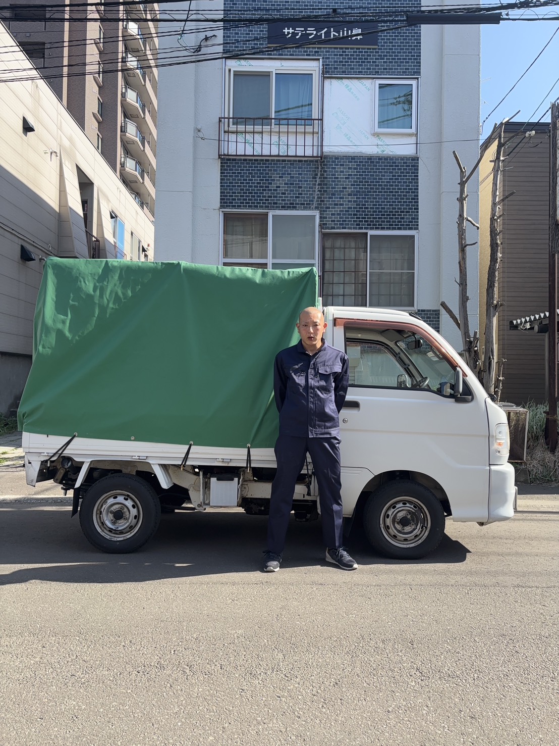 軽トラックの前に立つ藤堂運送の代表・藤田泰弘
